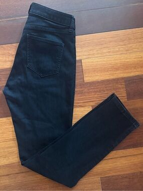 Uniqlo Women's High Rise Slim Fit Skinny Stretch Jeans. 33” inseam 26” waist
